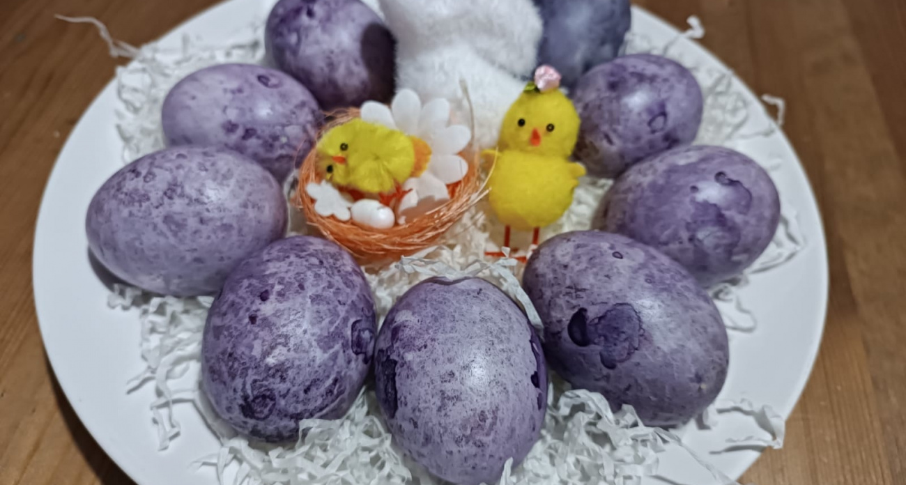 Луковая шелуха отдыхает: два гениальных способа сделать пасхальные яйца, от которых гости потеряют дар речи