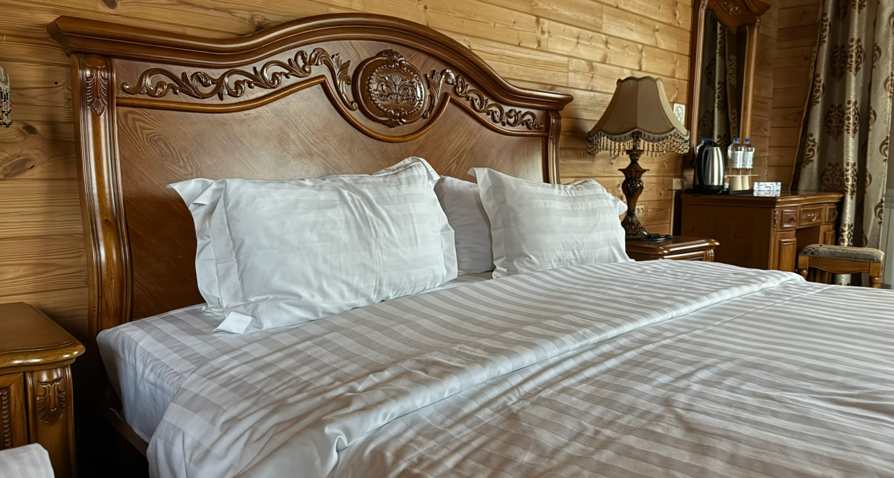 Серый, красный и бордовый под запретом: дизайнеры назвали 7 цветов постельного белья, которые выдают дурной вкус