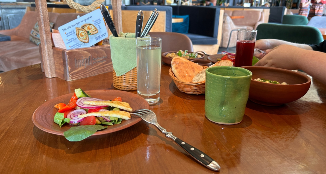 9 неочевидных признаков, по которым официанты делят гостей на „своих“ и „нежелательных“ — проверьте, к какой категории относитесь вы