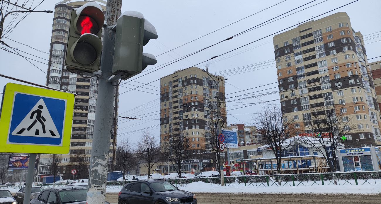 Думал, проскочу на желтый, а через неделю пришел штраф: юристы объяснили, когда проезд на промежуточный свет вылетит в копеечку