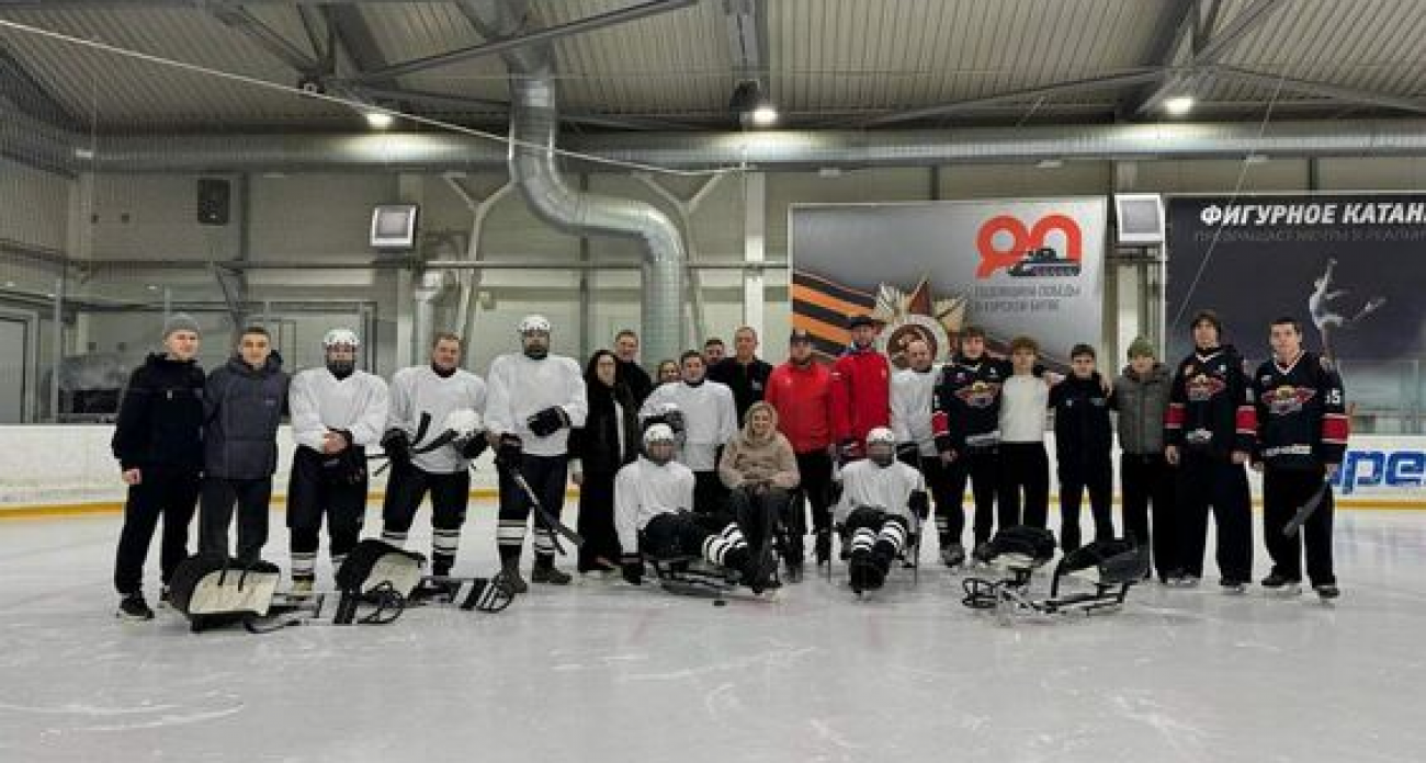 Ветераны СВО впервые встали на коньки в специальных санях
