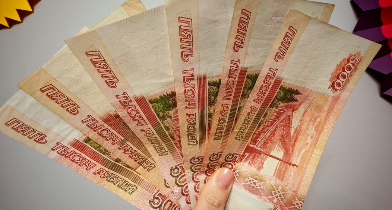 Деньги придут раньше: кто получит зарплату и пенсию до 8 Марта — новый график выплат удивит многих