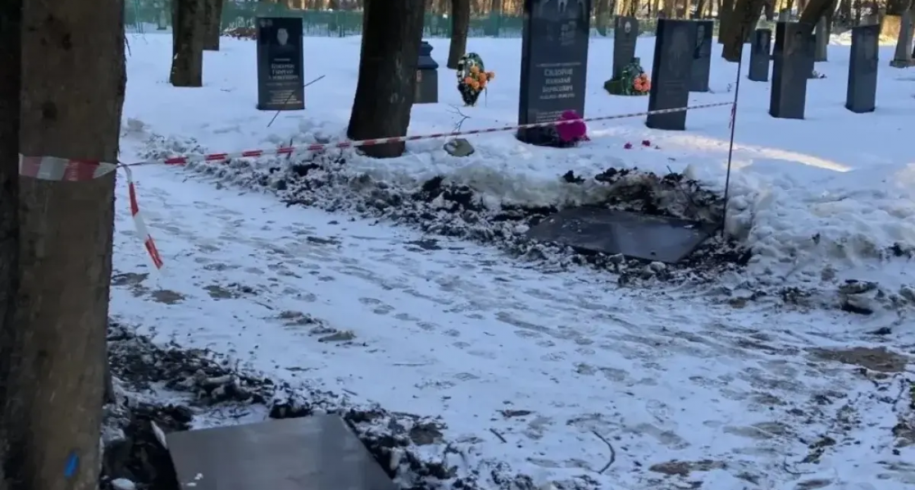 Строительная техника раздавила надгробия ветеранов ВОВ в Курске