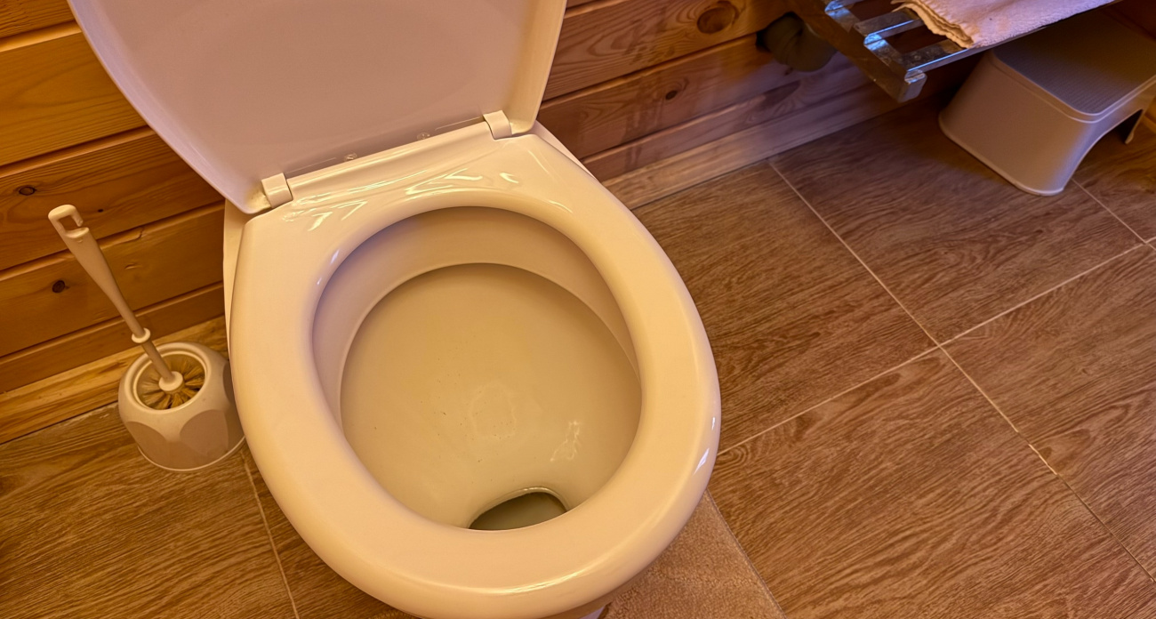 Зачем опытные хозяйки клеят туалетную бумагу в унитаз: этот дешевый трюк уделывает дорогую химию