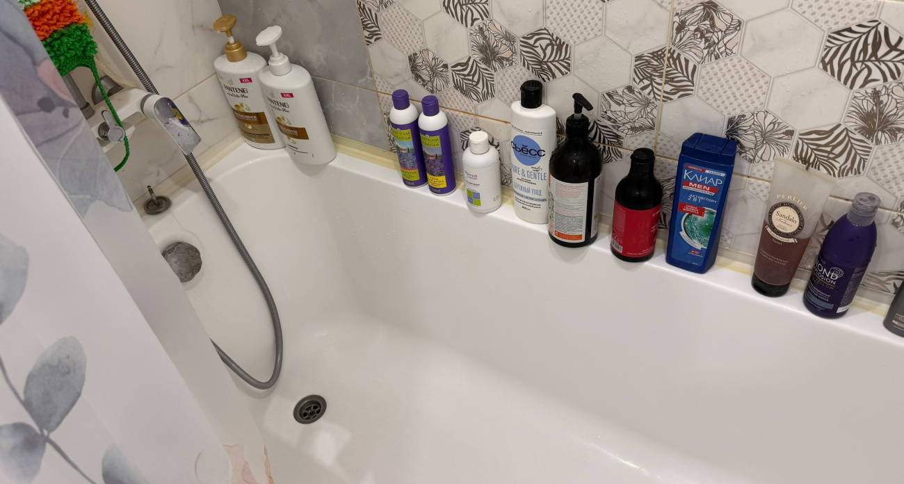 Дорогие средства сдались, а этот продукт за 100 рублей победил за минуту: как я оттер въевшийся налёт в ванной без усилий