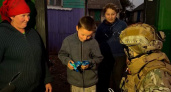Военные доставляют гуманитарную помощь жителям приграничных районов Курской области