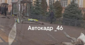 Toyota Land Cruiser снес дорожные знаки у остановки в Курске