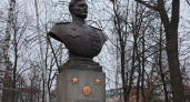 В Курске обновили памятник легендарному летчику
