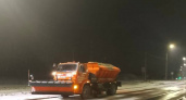 В Курске после небольшого снегопада начали посыпать дороги солью