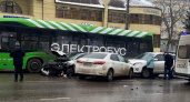 В Курске электробус попал в ДТП с тремя легковушками
