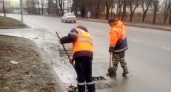 В Курске 49 машин и 55 рабочих убирают дороги от грязи и талого снега