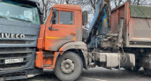 Два грузовика столкнулись на выезде из Курска, образовались пробки