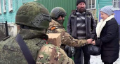 Российские военные доставили гуманитарную помощь жителям приграничных районов Курской области