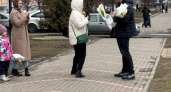 В Курске пара раздавала тюльпаны незнакомым женщинам на улице