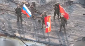 Российские военные подняли флаг РФ в освобожденном селе Курской области