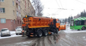 24 спецмашины посыпают песком скользкие дороги Курска