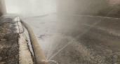 В Курске на улице Сумской устраняют утечку воды из пожарного гидранта