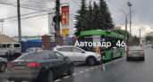 ДТП в Курске: столкновение Тойоты и троллейбуса на улице Радищева