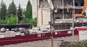 При сносе заброшенного завода в Железногорске обломки повредили автостоянку
