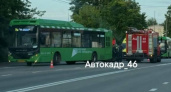 В Курске автобус столкнулся со скутером, пострадал водитель