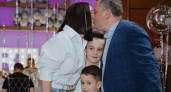 Врио губернатора Хинштейн показал редкое семейное фото с супругом и сыновьями в День семьи