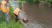 Курск поплыл после ливня: коммунальщики чистят ливнёвки прямо под дождём