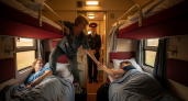 В 7 утра с верхней полки спустилась попутчица и начала будить меня, чтобы я освободила ей место: проводник рассказал, как реагировать в подобных случаях