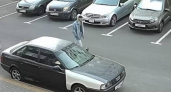 В Курске неизвестный спрыгнул с козырька на крышу авто и скрылся