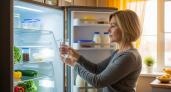Почему умные хозяйки тайно ставят стакан с содой в холодильник — древний трюк меняет всё