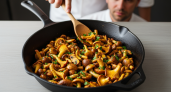 Шеф-повар раскрыл секрет хрустящих грибов: дело в порядке добавления ингредиентов