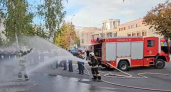 В Курске пожарного с 30-летним стажем проводили на пенсию из брандспойта