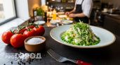 Хозяйки отказываются от Оливье и готовят этот слоёный салат: вот что в него кладут вместо колбасы