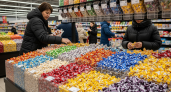 Женщина облизывала конфеты на развес и ставила обратно: бывший продавец раскрыла, что творится с этими сладостями