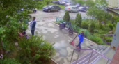 Видеокамеры засняли мальчика в синей куртке, укравшего самокат с проспекта Клыкова в Курске