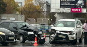 Две легковушки всмятку у ТЦ «Европа 10»: движение в центре Курска парализовано