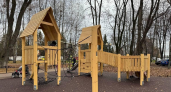 На проспекте Победы появился деревянный игровой домик и турник с кольцами