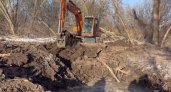 Экскаватор в болотистой местности: глава Курска выехал на ночной прорыв канализации, угрожающий реке
