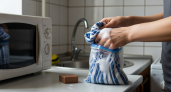 Забудьте о стирке кухонных полотенец — простой трюк с пакетом вернет им свежесть и чистоту за считанные минуты