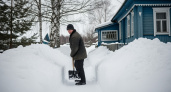 Сосед засмеял, а потом сам так делал: беру лопату и кусок плёнки — снег улетает за минуты