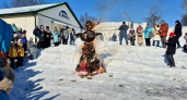 Гигантские валенки и деревянные штанги: в усадьбе Фета с песнями и блинами сожгли чучело зимы