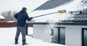 Опытные дачники раскрыли секреты быстрой очистки крыши от снега без риска для жизни