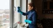 Добавляю в воду для мытья окон одну ложку этого — стекла сияют месяцами без единого развода