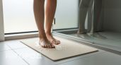 Хозяйки перестали стелить коврики в ванной и перешли на это решение — гигиеничнее и проще в уходе