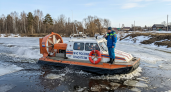 Курские спасатели ломают лёд на Тускари, чтобы рыбаки не рисковали жизнью
