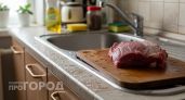 Хватит разносить бактерии по всей кухне: почему мытье сырого мяса под краном смертельно опасно для здоровья
