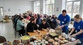 Волонтёры Курска накормили обездоленных солянкой и куличами на Пасху