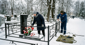Упавшее дерево повредило ограду и памятник на кладбище в Курске — прокуратура добилась восстановления