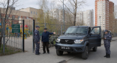 Росгвардия оцепила машину у школы в Курске из-за подозрительной парковки