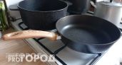 Больше не тру сковородки часами: профессиональный секрет чистоты, который заставляет посуду сиять без химии