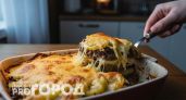 Больше не нужно стоять у плиты часами: фарш с картошкой и сыром заменят полноценный ужин всей семье